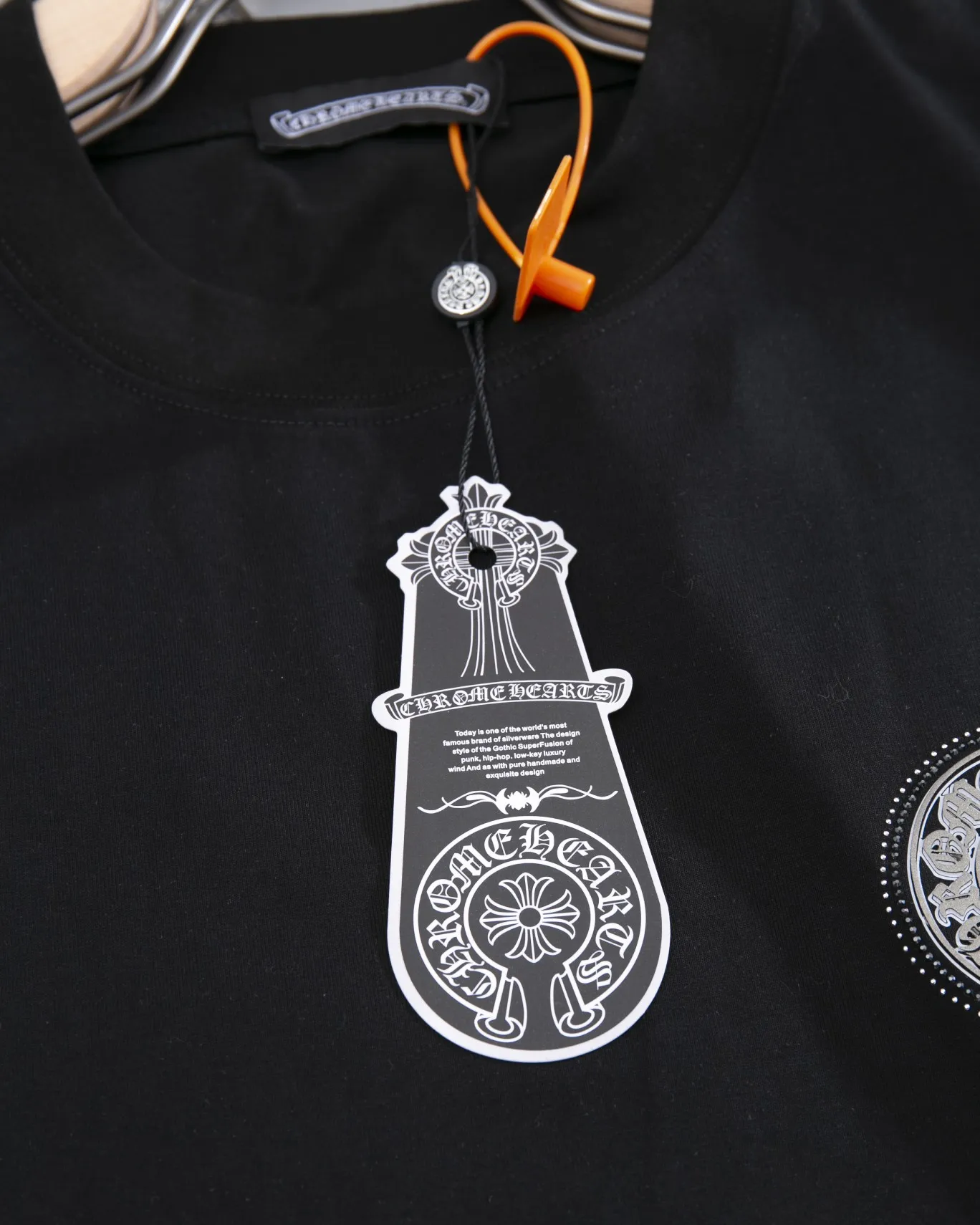 P190 CHROME HEARTS hot-drilled short-sleeved T-shirt. The front and rear panels are marked with high-end hot-drilled flower craftsmanship. The fabric is comfortable and soft, and the high-end washing water is used. The ribs are customized and dyed in the same cylinder. Three standards are complete, the official website is synchronized, and the original mold is opened. The same style for men and women. It is also a practical item that is necessary for daily use. Color: Black White Pink Size: S M L XL